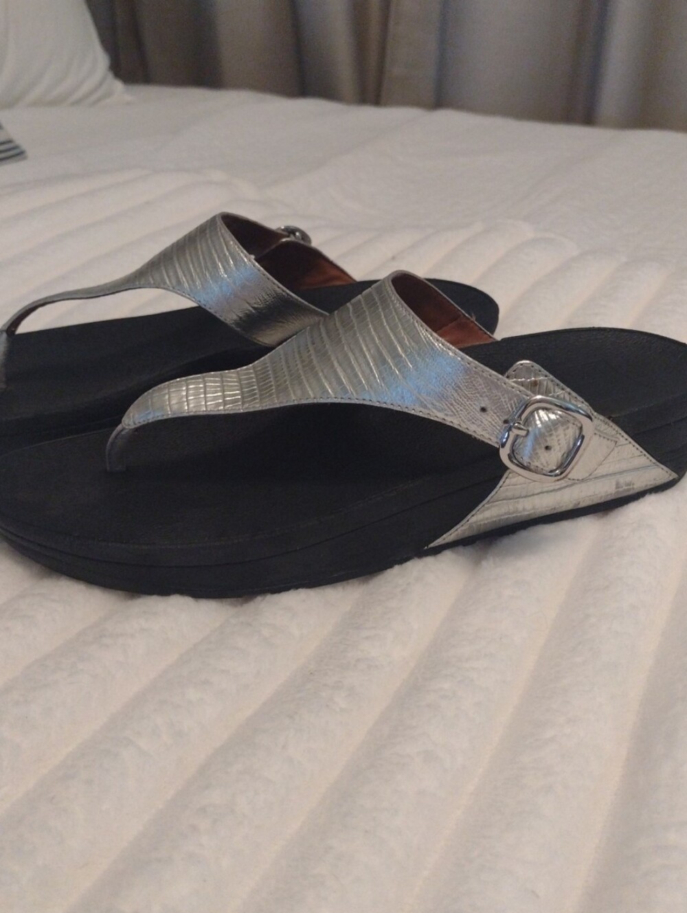 FitFlop Women 9 The Skinny T Strap Thong Sandal Snake Silver Flip Flop Buckle